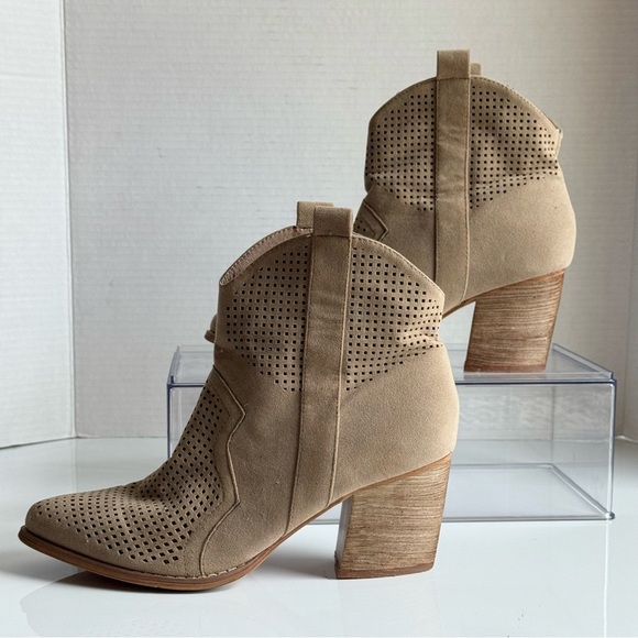 Yoki Tan Western Ankle Booties with Perforated Design Size 8 - Picture 4 of 12
